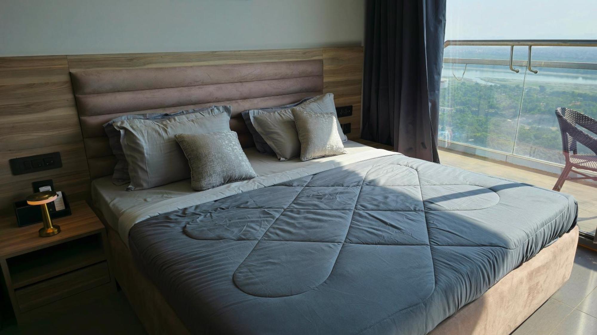 The Luxe Living Hotell Noida Exteriör bild